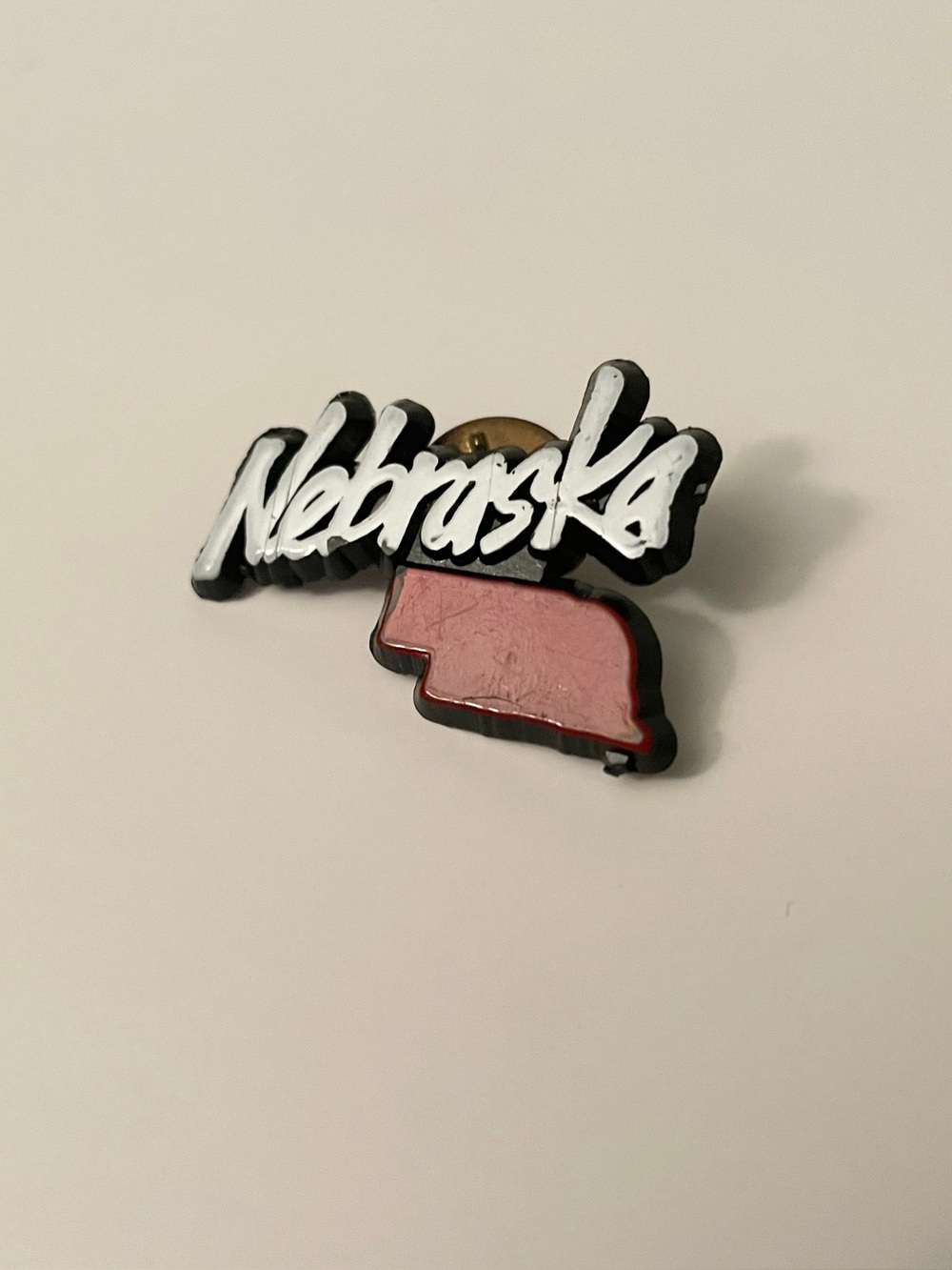 Vintage Nebraska State Map Script Hard Plastic Lapel Pin - Picture 3 of 11